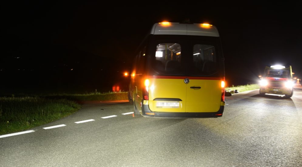 Fläsch GR: Rollerfahrerin überholt bei Unfall Bus