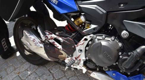 Soazza GR: Motorradlenker bei Unfall mit Verkehrsteiler kollidiert