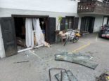 Klosters GR: Balkontüre durch Explosion auf Vorplatz geschleudert