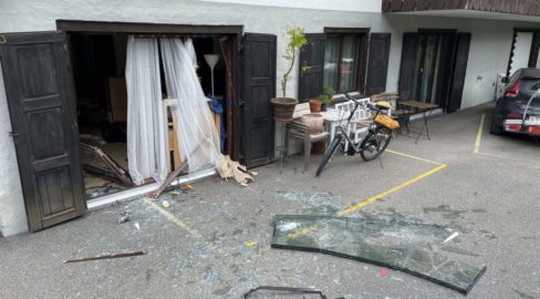 Klosters GR: Balkontüre durch Explosion auf Vorplatz geschleudert