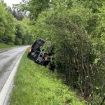 Kölliken AG: Lieferwagen prallt bei Unfall in Baum