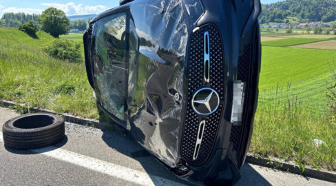 Unfall in Staffelbach: Nach heftigem Zusammenstoss überschlagen