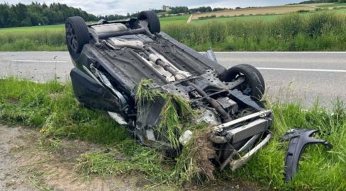 Lupfig AG: Auto überschlägt sich nach Unfall mit Traktor