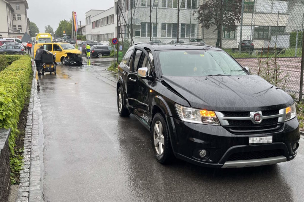 Degersheim SG: Kollisionsunfall zwischen Lieferwagen und Auto