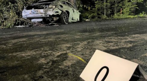 Unfall in Uetikon am See ZH: Auto brennt nach Unfall aus, 4 Verletzte