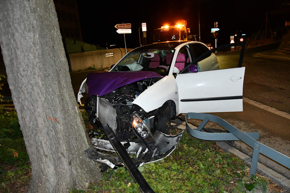 Chur-GR-Talw-rts-bei-Unfall-frontal-mit-Baum-kollidiert