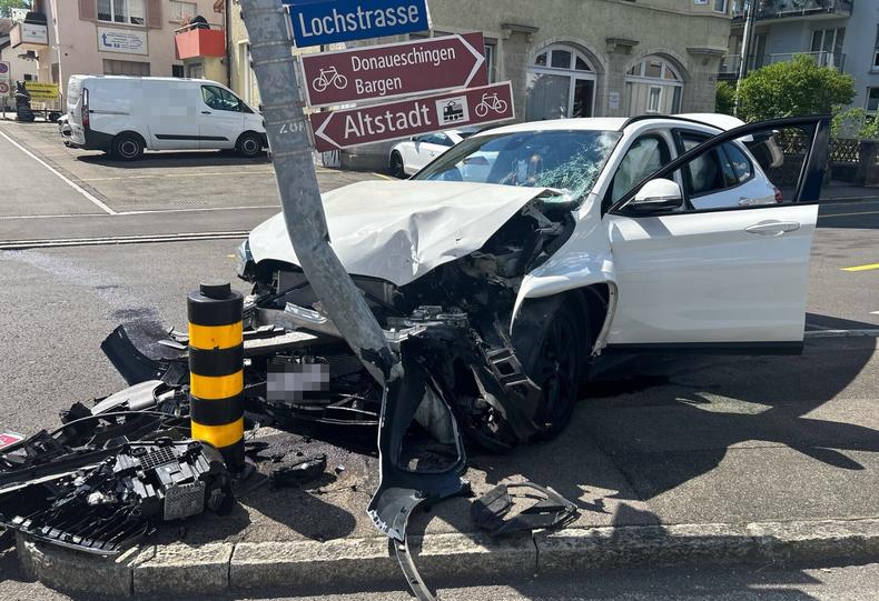 Schaffhausen-SH-Unfall-Feuerwehreinsatz-und-Totalschaden