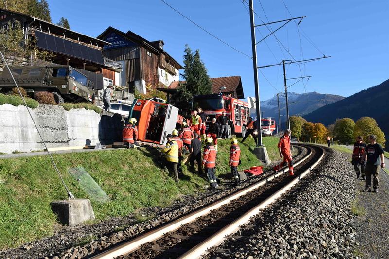 Klosters-Serneus-GR-Motorkarren-kippt-Bahnlinie-1h-gesperrt