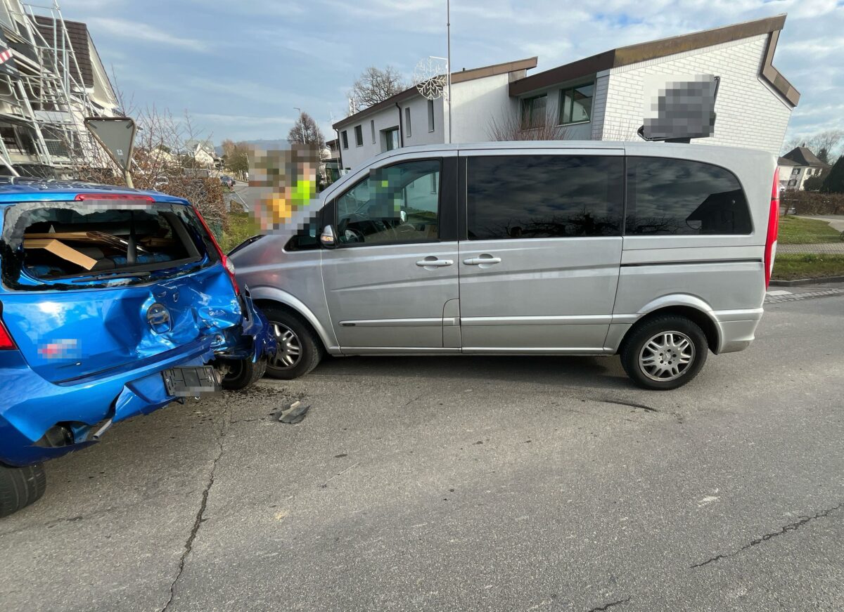 H-rkingen-SO-Unfall-mit-3-Autos-Verletzte-im-Spital