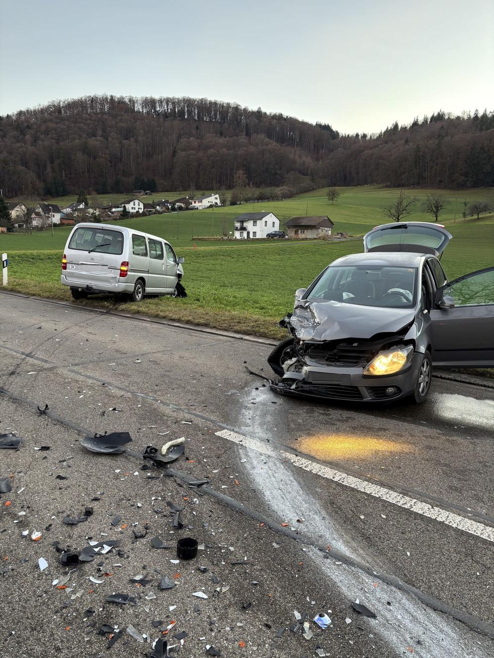 Diepflingen-BL-Frontal-Unfall-Toyota-vs-VW-2-im-Spital