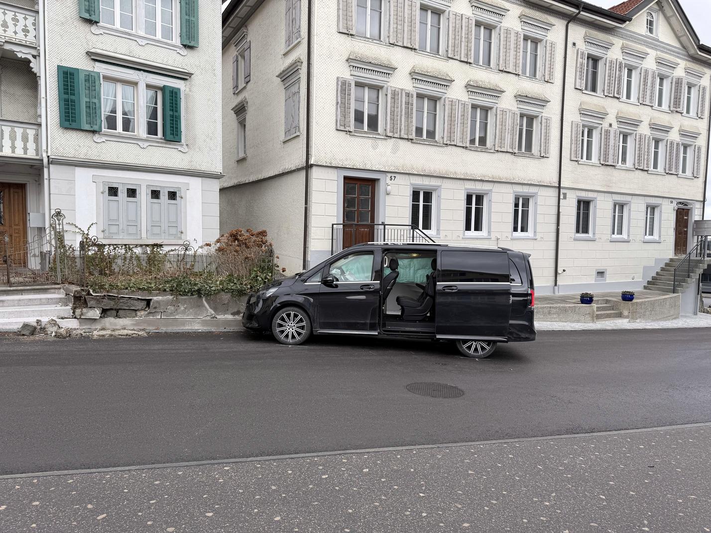 Walzenhausen-AR-Kleinbus-prallt-in-Mauer-Tausendfr-Schaden