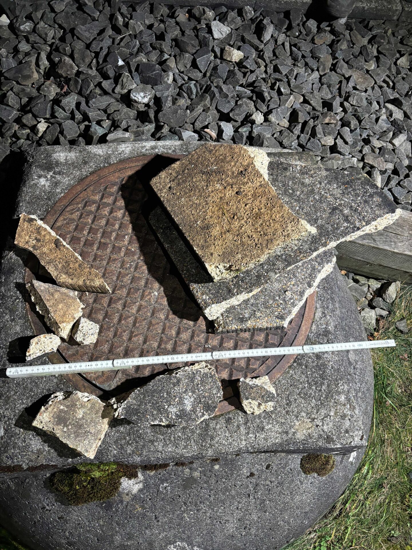 Aarau-AG-Trio-13-15-bewerfen-Autos-Zug-rast-ber-Betonblock