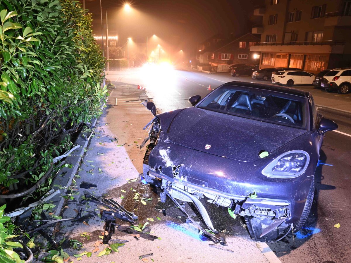 Littau-LU-Porsche-knallt-ins-Gel-nder-15-000-Fr-Schaden