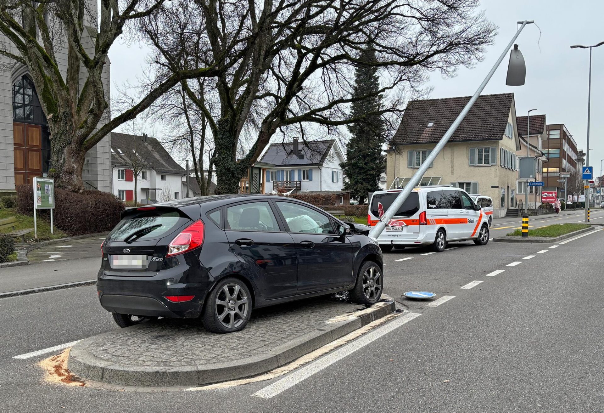 Amriswil-TG-PW-Lenker-81-prallt-in-Kandelaber-Spital