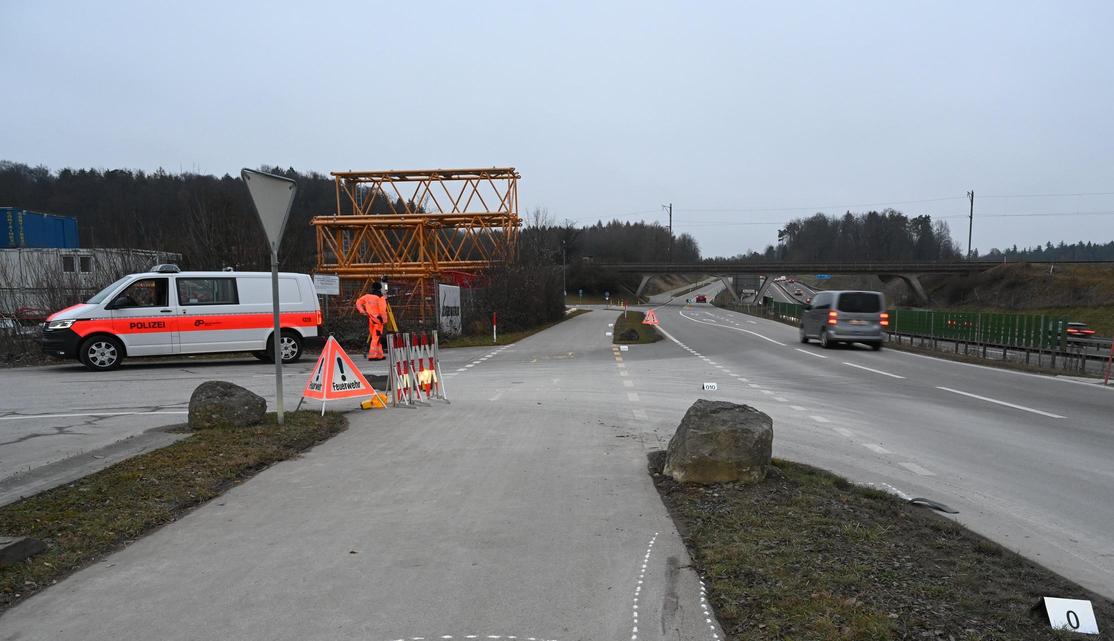 Kleinandelfingen-ZH-Velolenker-stirbt-beim-Unfall-mit-Findling