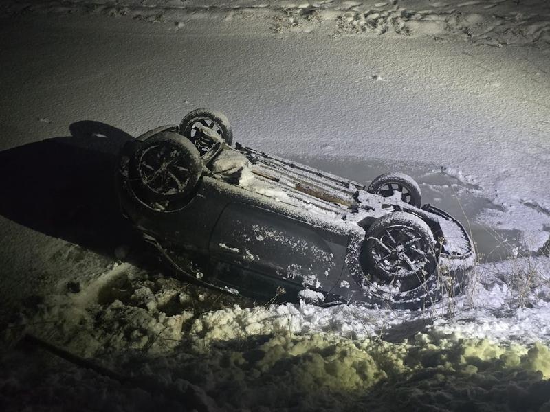 San-Bernardino-GR-Unfall-PW-mit-Sommerreifen-kopf-ber-im-See