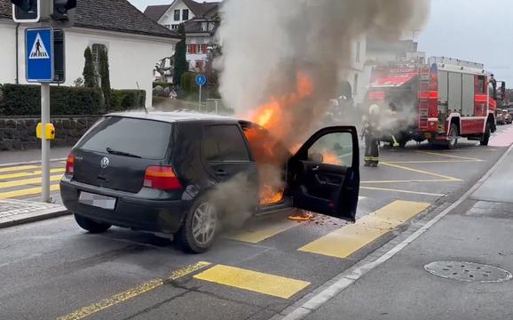 Altendorf-SZ-PW-Brand-nach-Spritzfahrt-Lenker-15-fl-chtet