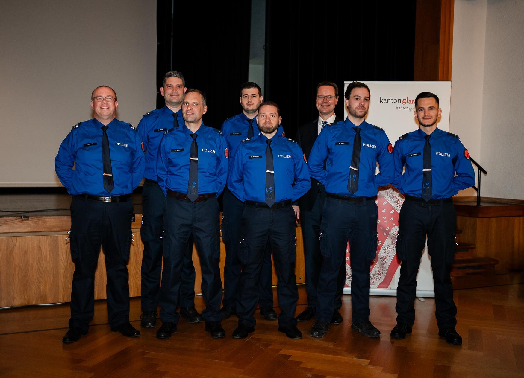 Glarus-GL-6-neue-Polizisten-vereidigt-13-bef-rdert