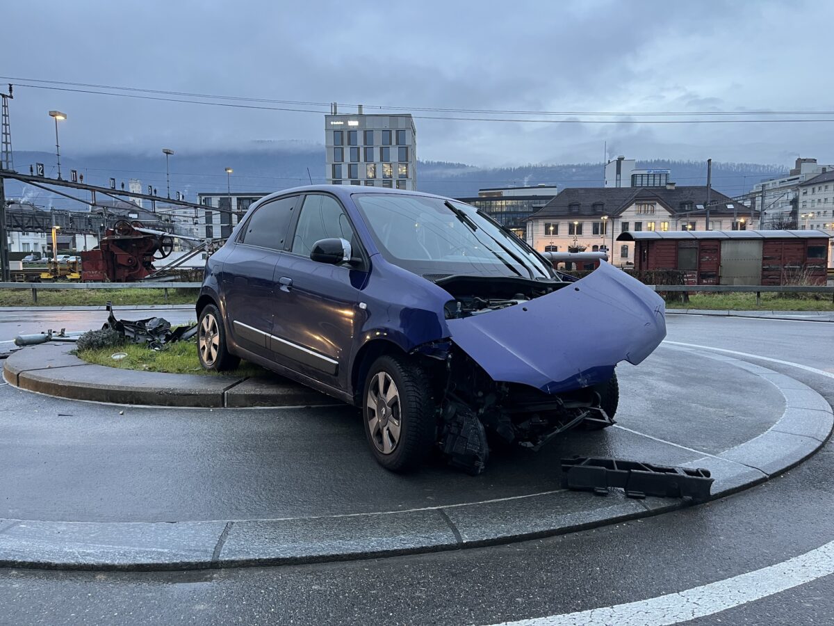 delemont-ju-unfall-im-kreisverkehr-behindert-verkehr