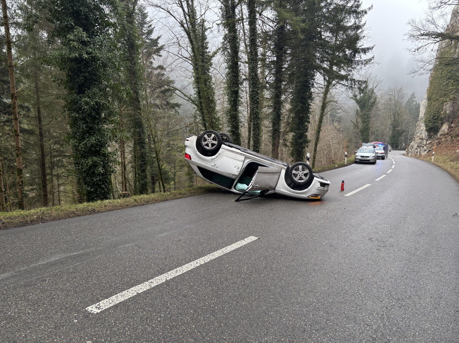 Seewen-SO-Selbstunfall-Auto-berschl-gt-sich