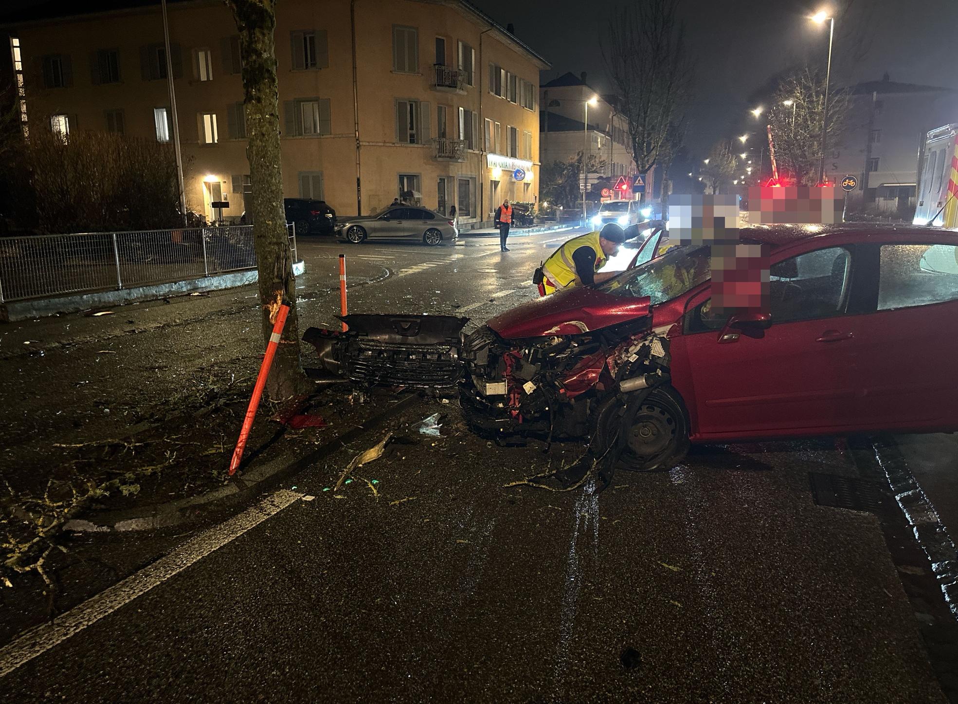 Zuchwil-SO-Unfall-Auto-prallt-in-Baum-Lenker-verletzt