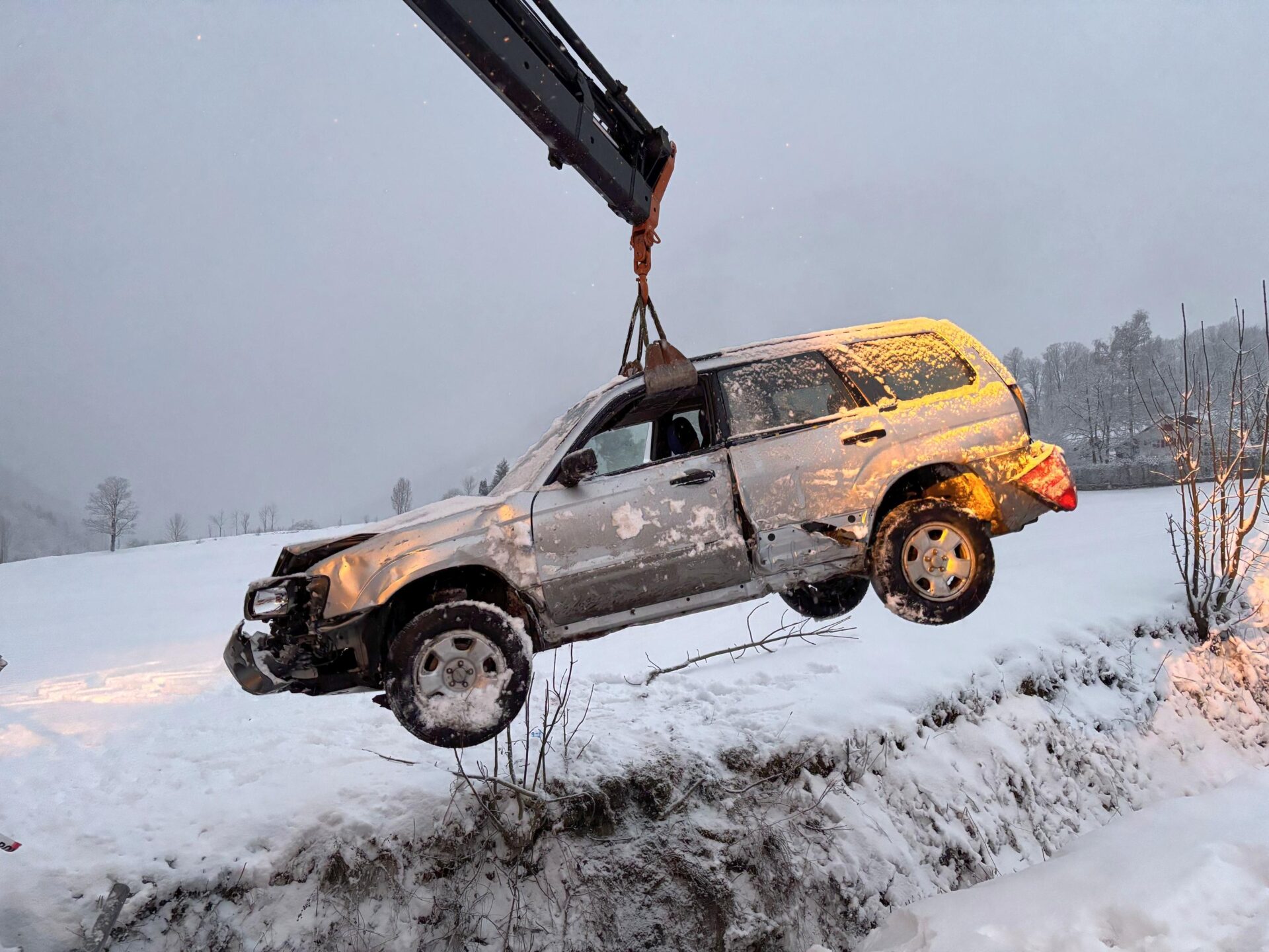 Engi-GL-Unfall-PW-Lenker-77-schleudert-ins-Bachbett