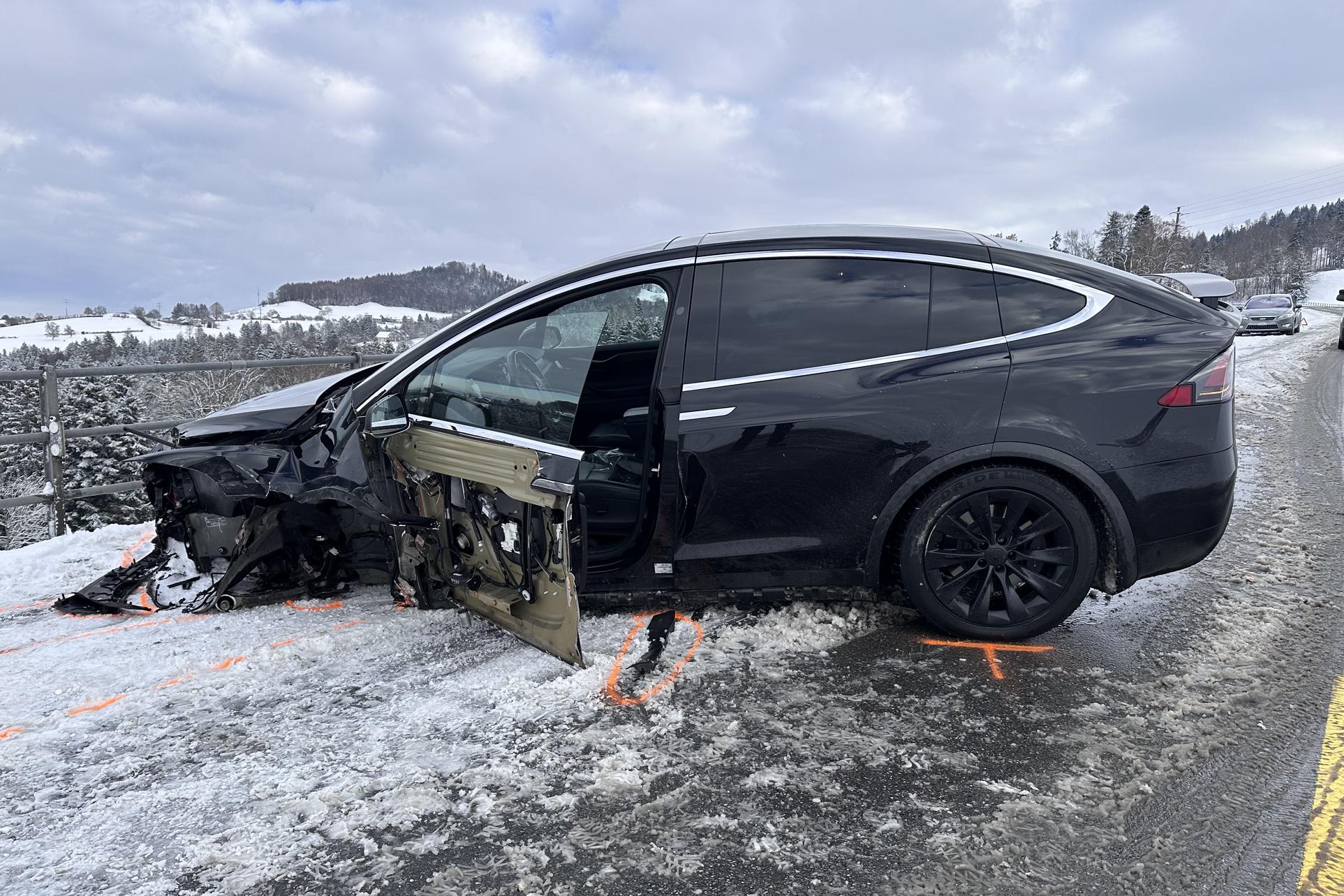 Schachen-bei-Herisau-AR-Auto-rutscht-in-Zaun-Totalschaden