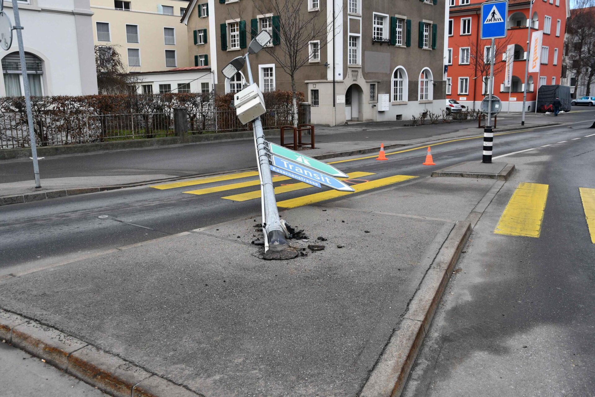 Chur-GR-Auto-rammt-Kandelaber-Lenkerin-ins-Spital