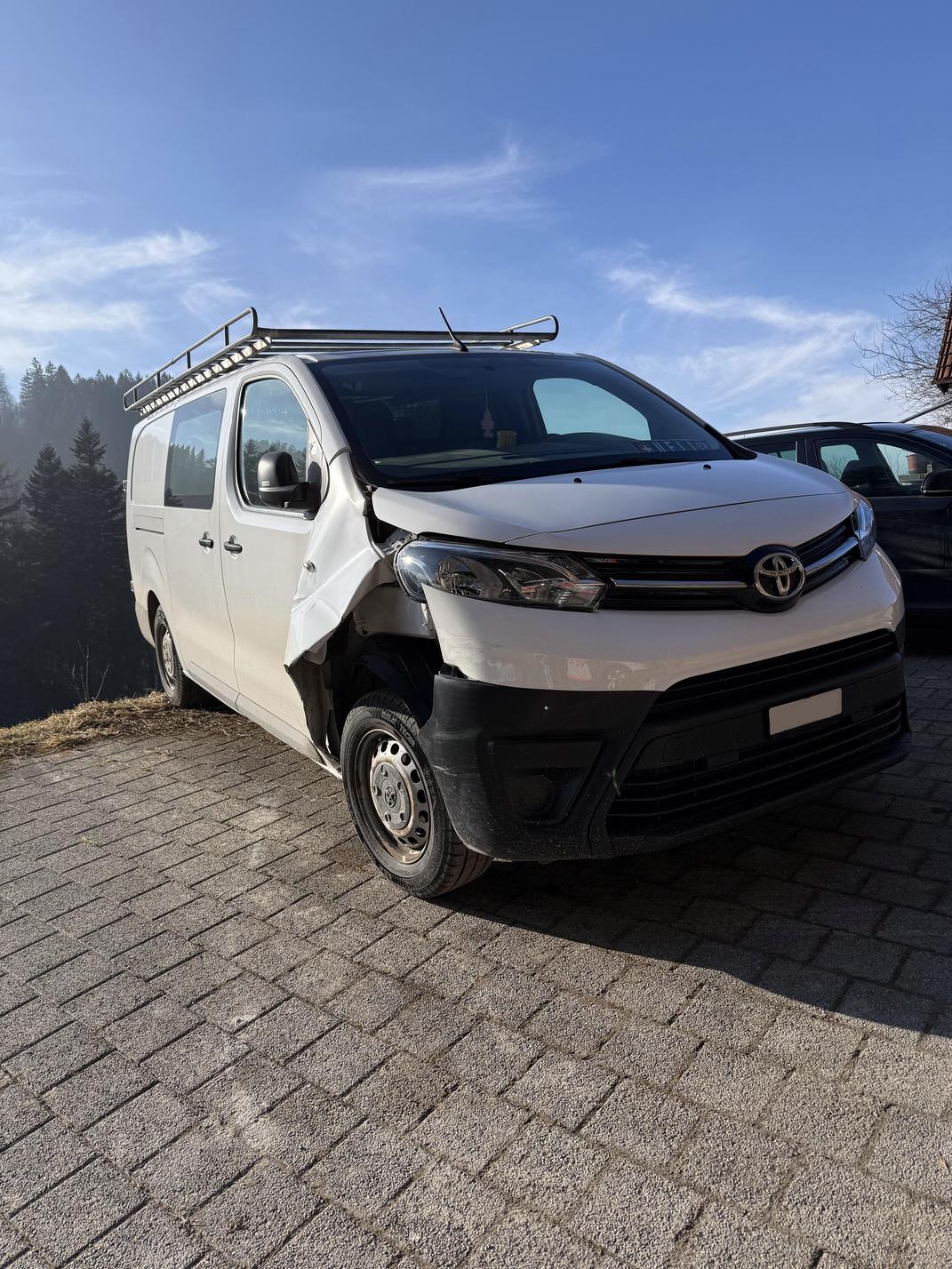 Trogen-AR-Lieferwagen-Lenker-65-rammt-Hydrant-und-fl-chtet