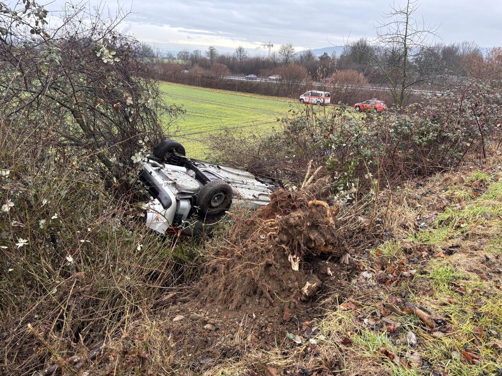 Augst-BL-PW-berschl-gt-sich-Feuerwehr-rettet-Lenkerin