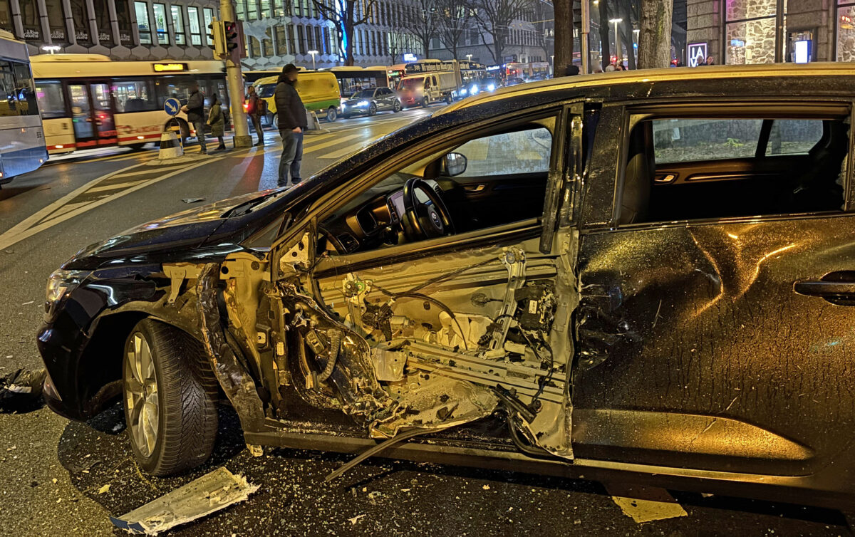 Unfall-Stadt-Luzern-LU-vbl-Bus-und-Personenwagen-kollidieren