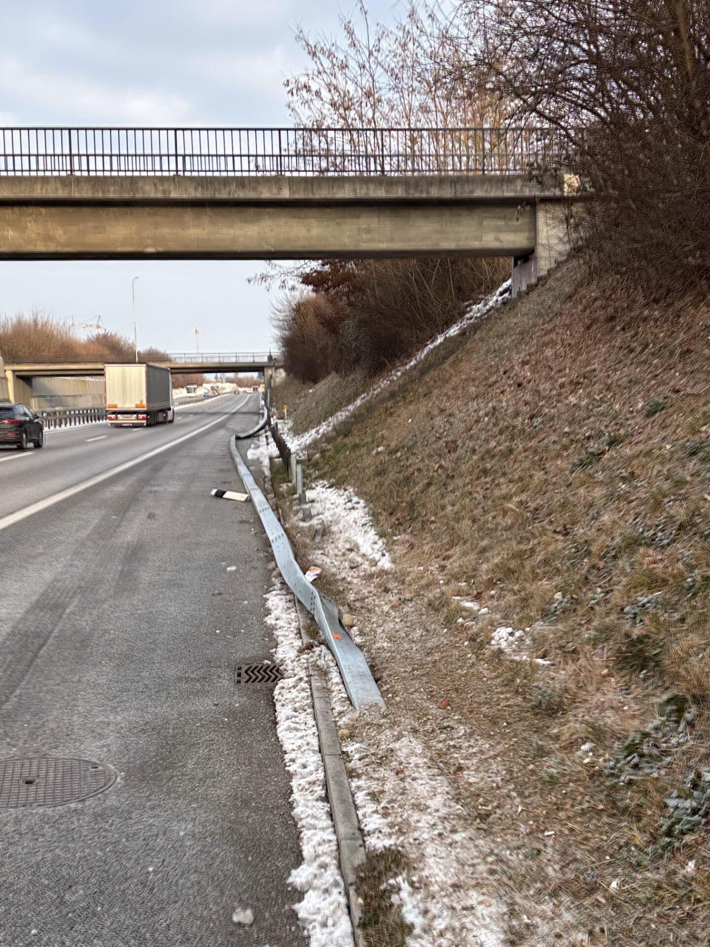 Brittnau-AG-LKW-rammt-A2-Leitplanke-Zeugen-gesucht