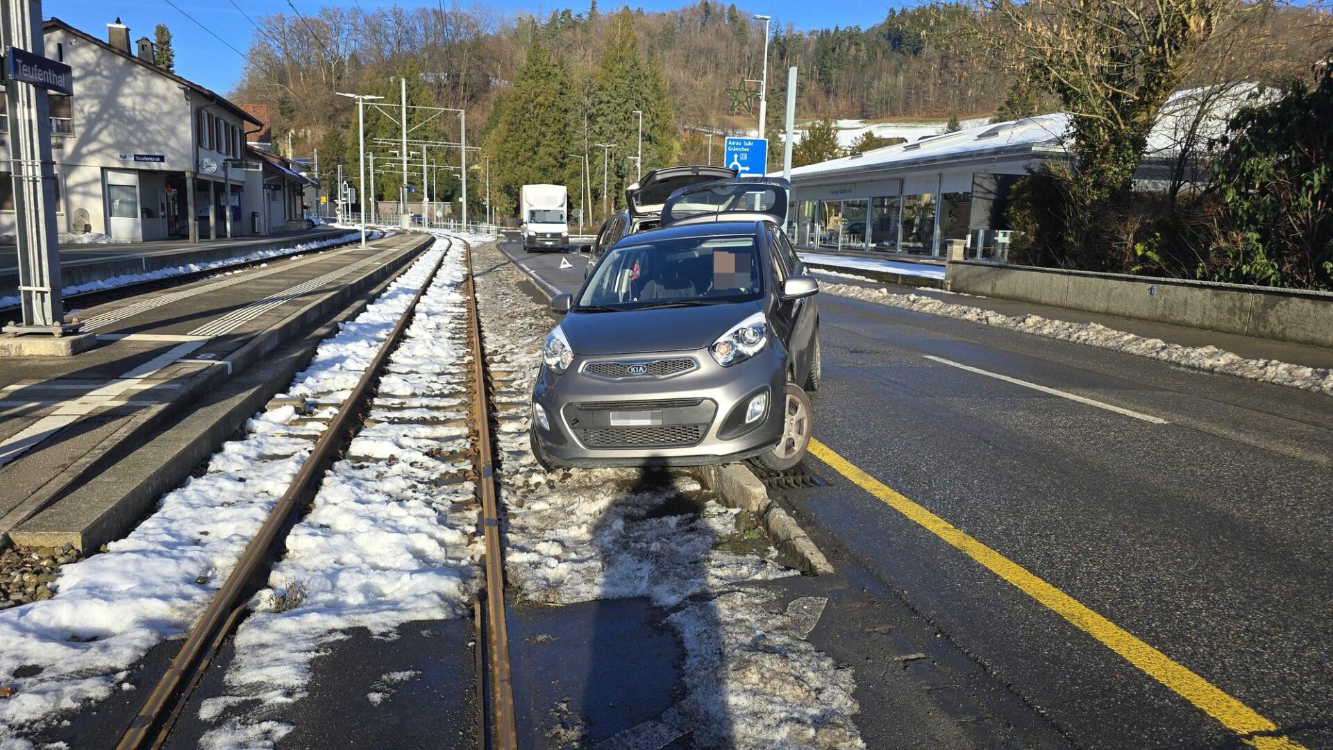 Teufenthal-AG-Unfall-Lenkerin-79-landet-im-Gleis