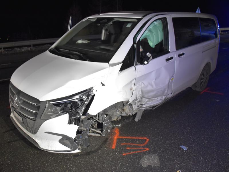 Klosters-GR-Alkohol-Unfall-auf-H28-zwei-Autos-Totalschaden