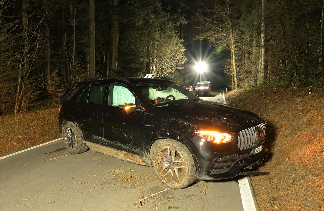 Uetikon-am-See-ZH-Raser-Unfall-Tesla-Zeuge-gesucht