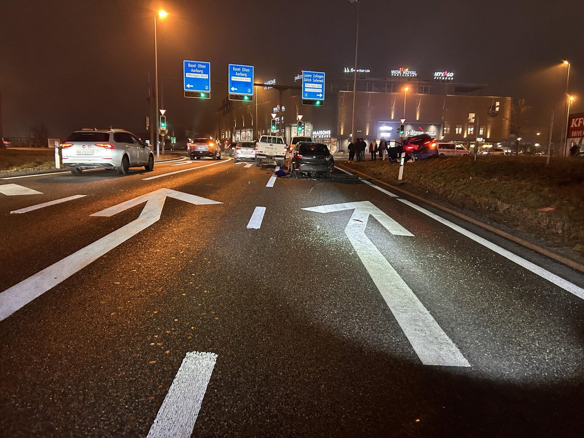 oftringen-ag-toyota-lenker-62-rammt-stau-a1-vollsperrung