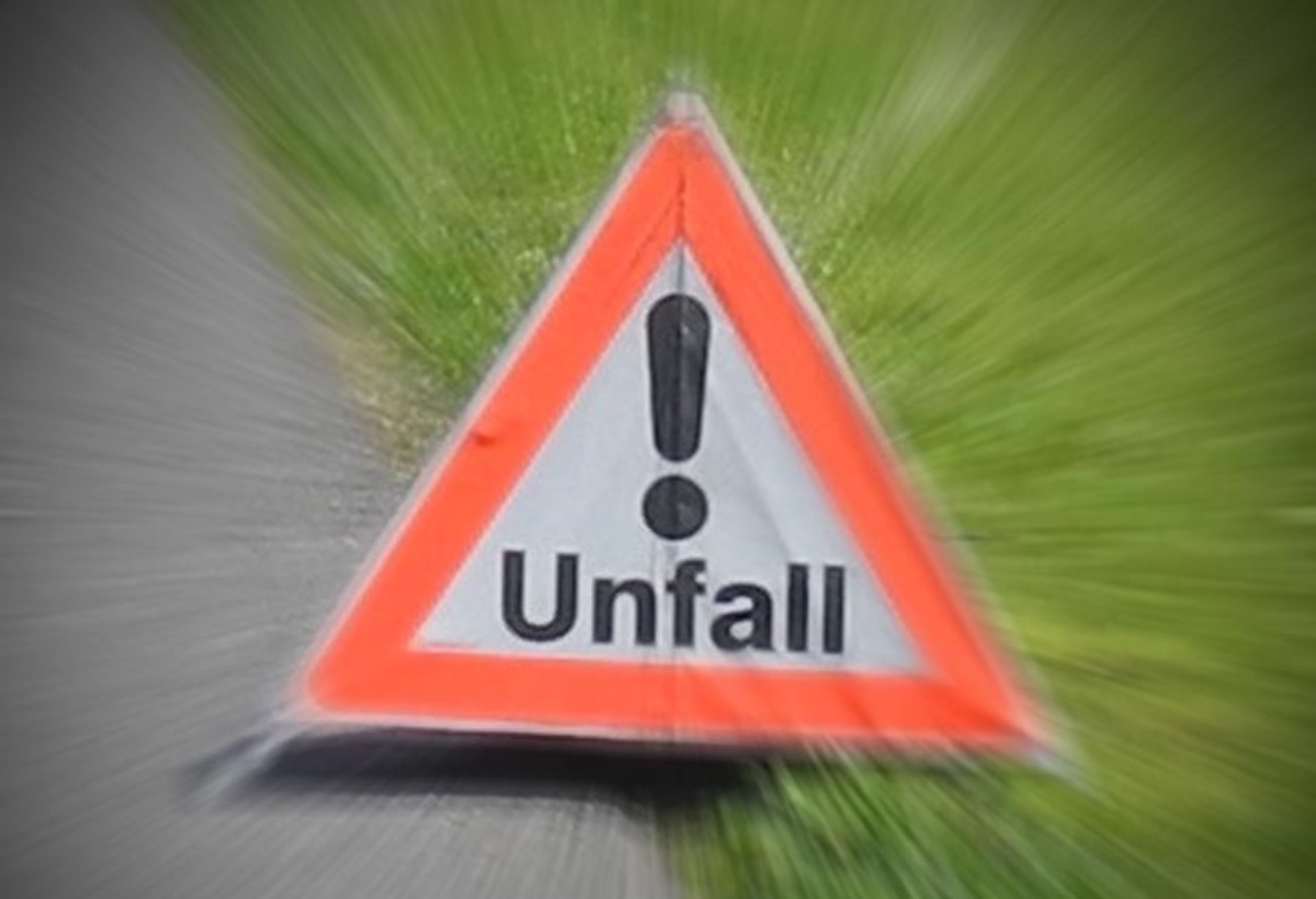 Unfall-Verkehrsbehinderungen-auf-der-Kreuzlenstrasse-in-Oetwil-am-See