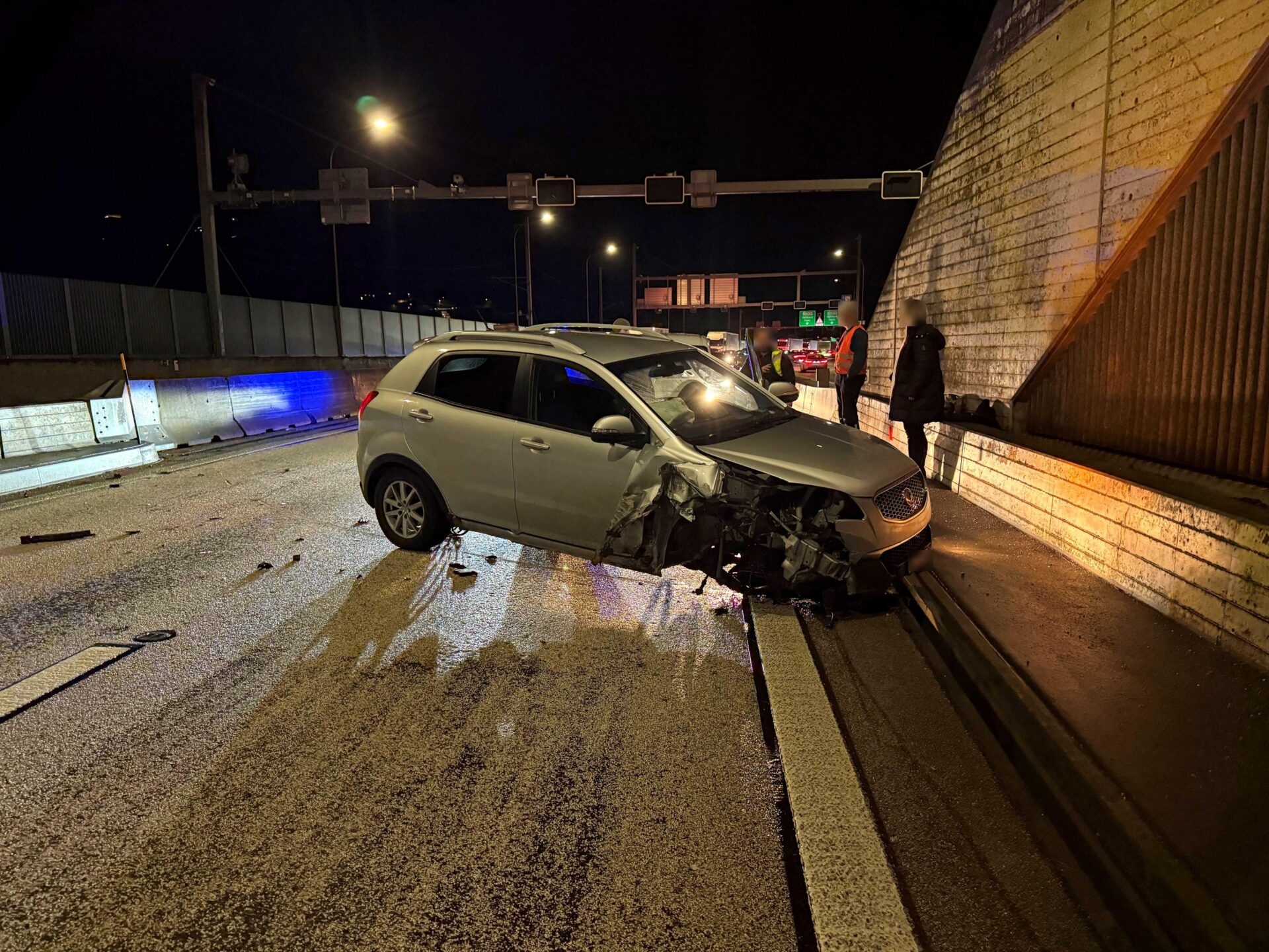 hergiswil-nw-unfall-lenkerin-61-crasht-a2-gesperrt
