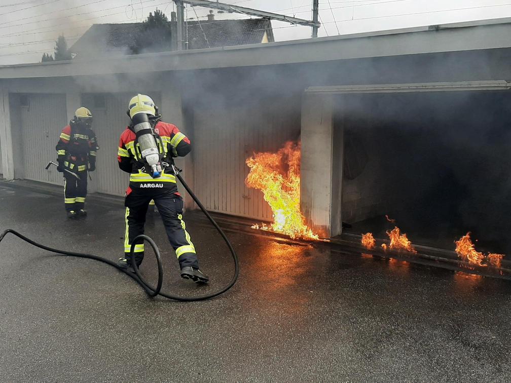aarburg-ag-garagen-brand-auto-zerst-rt-hoher-schaden